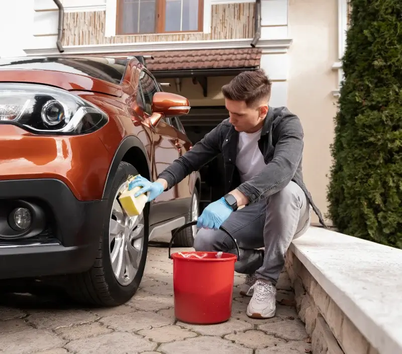 Lavage auto à domicile Le Theil : professionnel intervenant sur un véhicule
